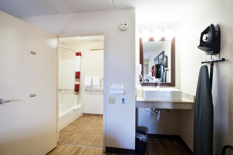 Premium King Room Disability Access Smoke Free (Upgraded Bedding & Snack) image 2