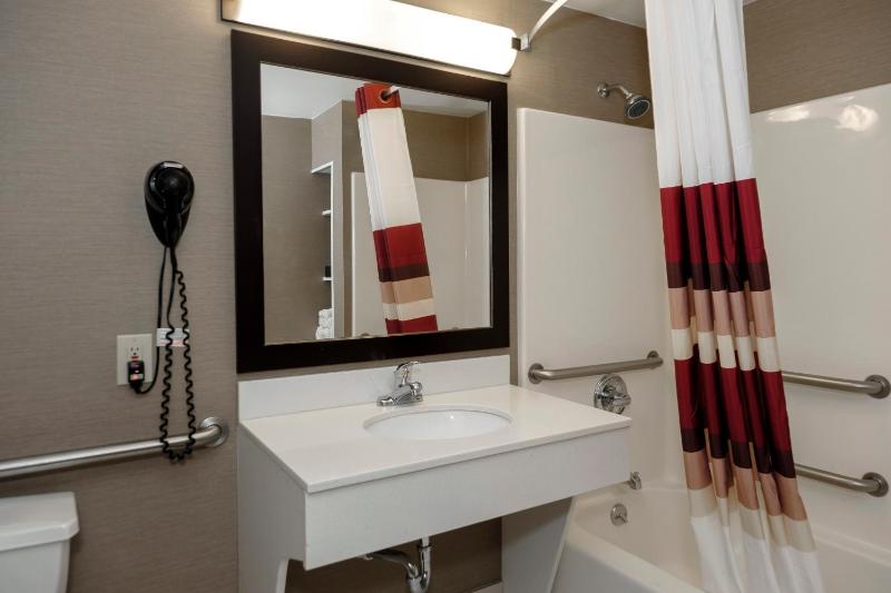 Suite with 2 Queen Beds with Lake View - Disability Access/Non-Smoking image 4