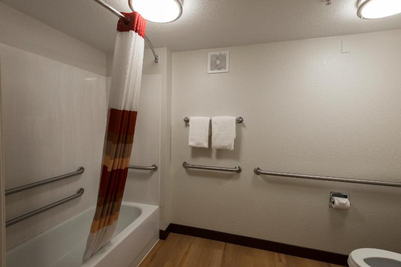 Business King Room Disability Access Smoke Free image 2