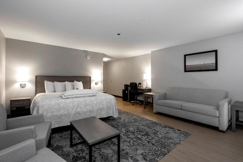 Premium King Room Poolside Disability Access Smoke Free (Upgraded Bedding and Snack Box)