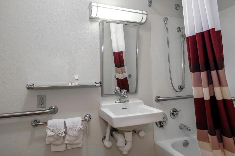 Superior King Room Disability Access Smoke Free image 3