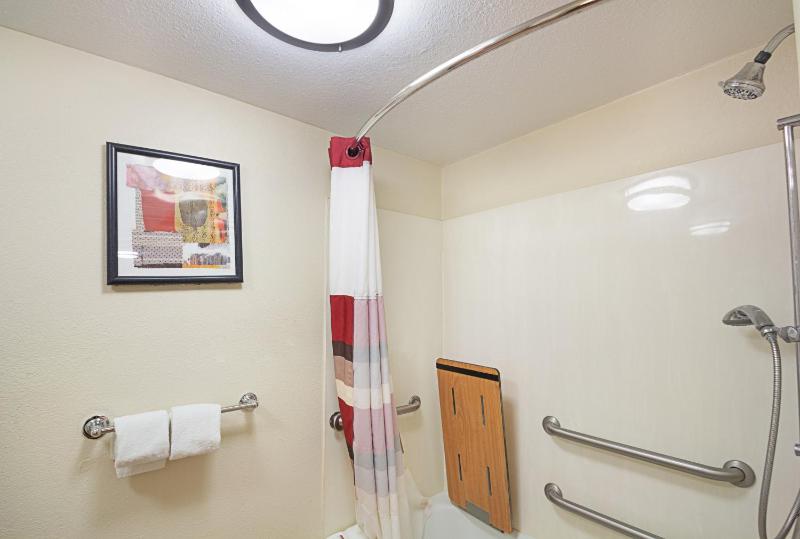 Superior King Room Disability Access Smoke Free image 3