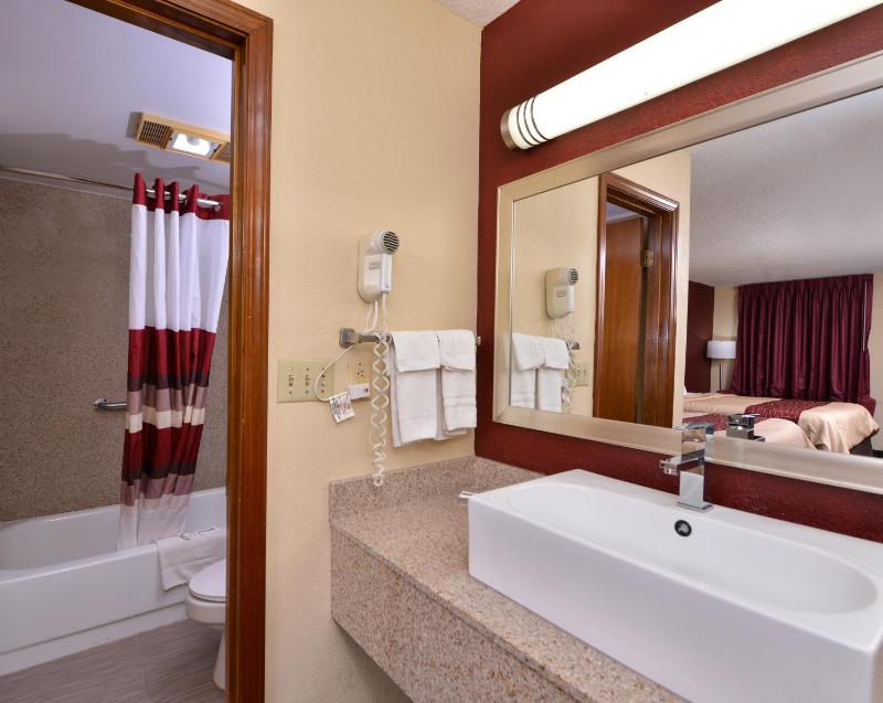 Deluxe Queen Room with Two Queen Beds Smoking image 2