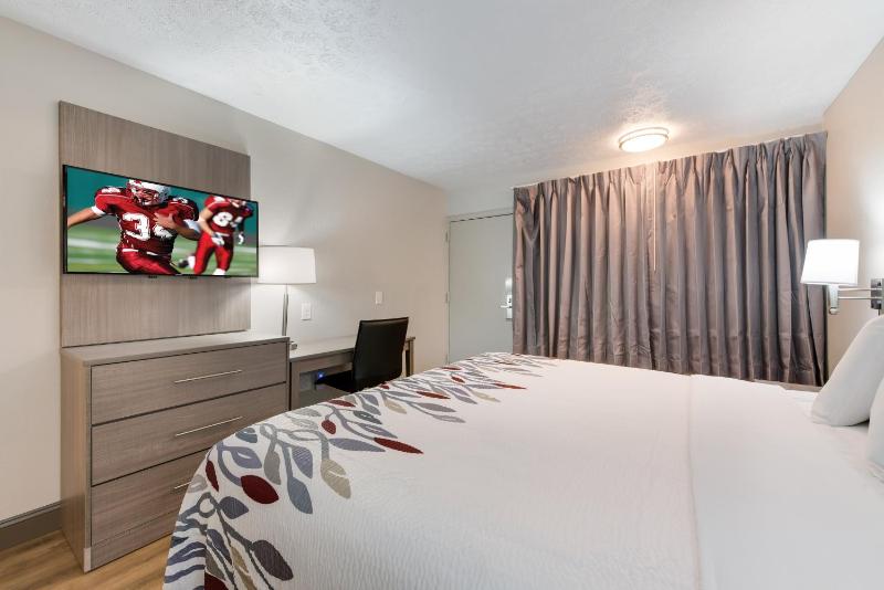 Standard King Room Disability Access Smoke Free image 3