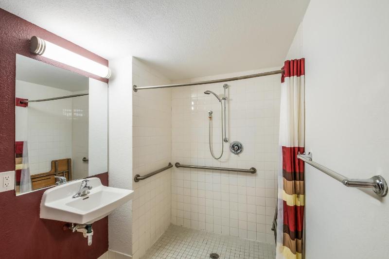 Queen Room with Two Queen Beds – Disability Access – Non-Smoking image 2