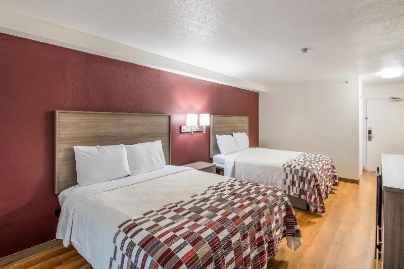 Queen Room with Two Queen Beds – Non-Smoking image 4