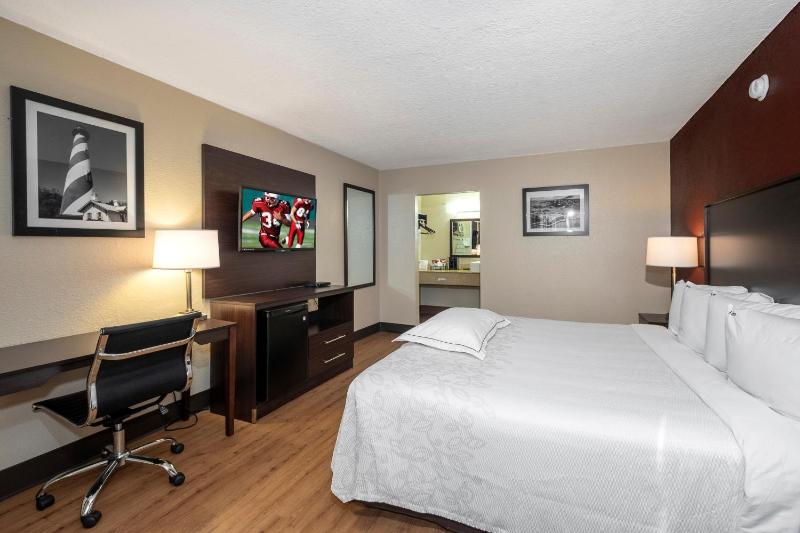 Premium King Room Smoke Free (Upgraded Bedding and Snack Box) image 4