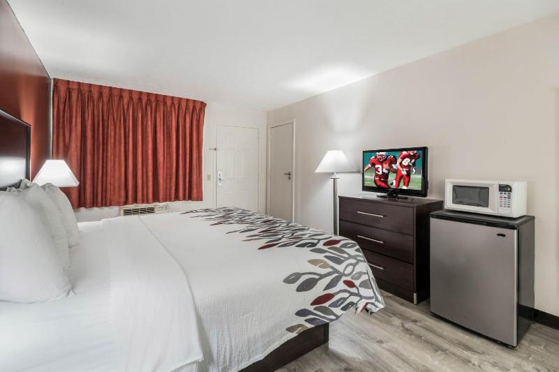 Deluxe Room with One Queen Bed Non-Smoking image 4