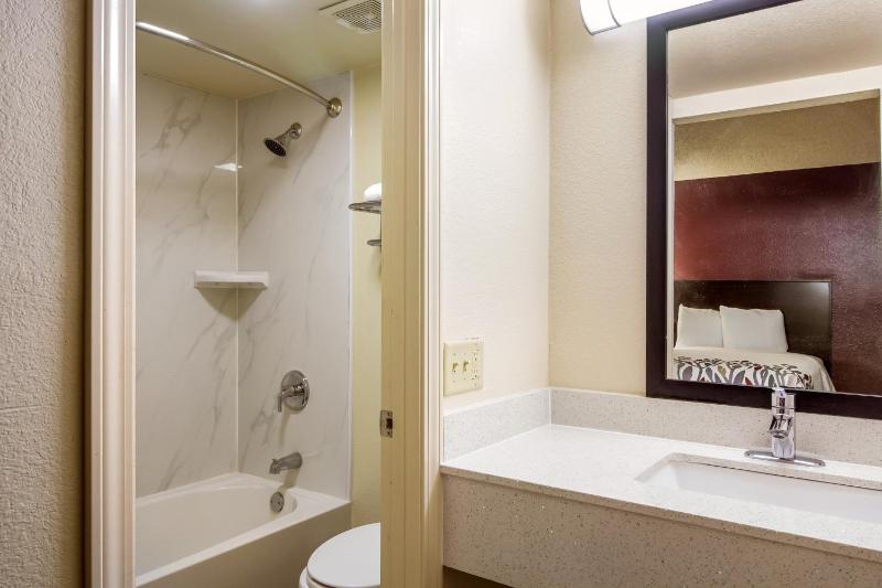 Deluxe Double Room with Two Double Beds - Non-Smoking image 2