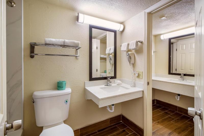 King Suite with Kitchenette - Non smoking image 2