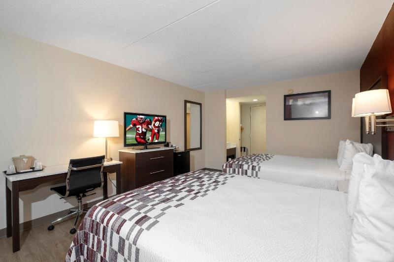 Deluxe Queen Room with Two Queen Beds - Non-Smoking image 3