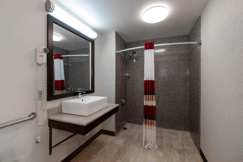 Superior King Room Disability Access Non-Smoking image 2