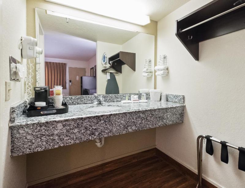 Deluxe Room with Two Queen Beds Non-Smoking image 3