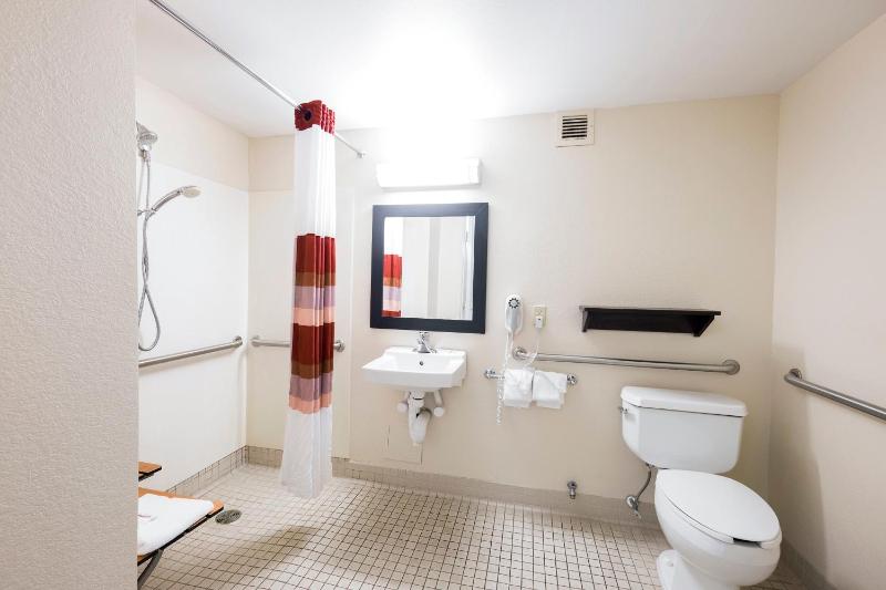 Superior King Room - Disability Access/Roll-in Shower Smoke Free image 3