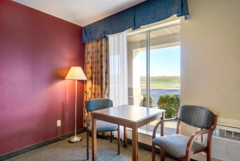 Deluxe Room with Two Double Beds Disability Access Non-Smoking image 4