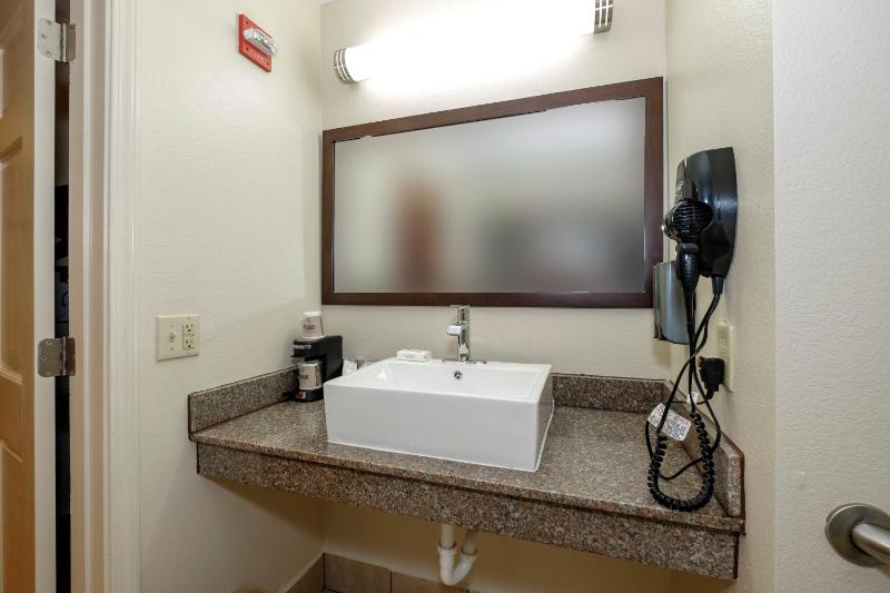 Superior Queen Room with Two Queen Beds - Disability Access/Smoke Free image 2
