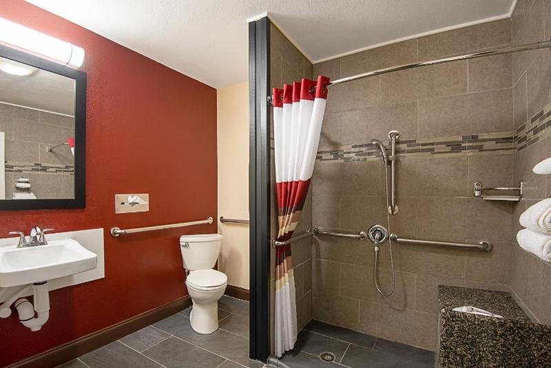 Deluxe Queen Room Disability Access Smoke Free image 2