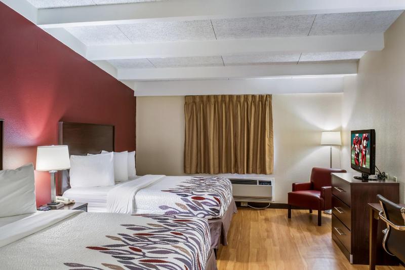 Queen Room with Two Queen Beds - Non-Smoking image 4
