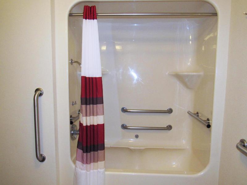 Deluxe Queen Room Disability Access Non-Smoking image 3