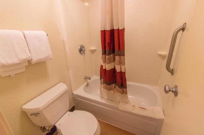 Double Room with Two Double Beds - Smoke Free image 2