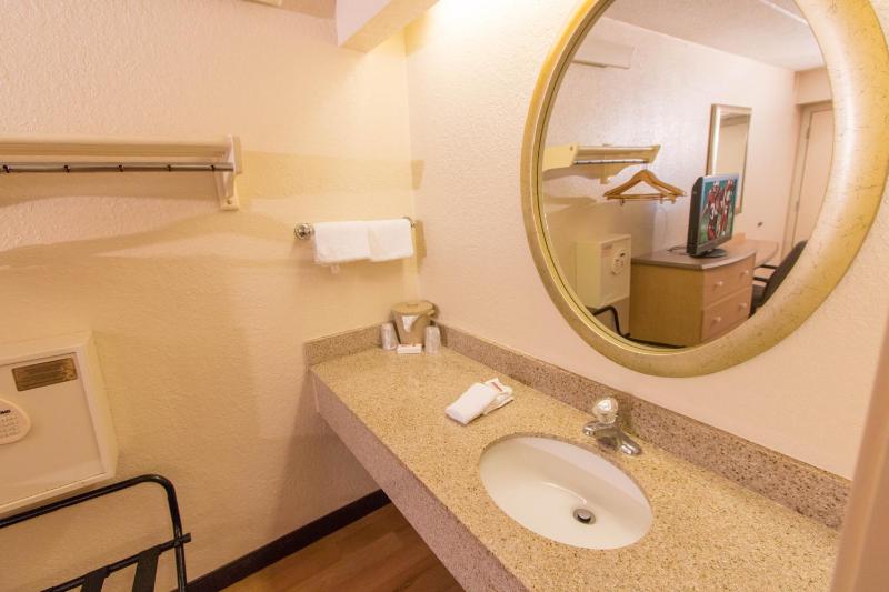 Double Room with Two Double Beds - Smoke Free image 3