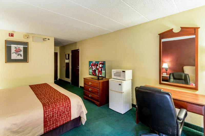 Deluxe King Room Disability Access Non-Smoking image 4