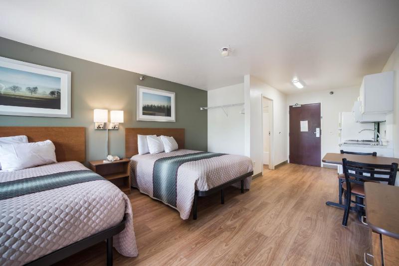 Studio Room with Two Double Beds Non-Smoking image 1