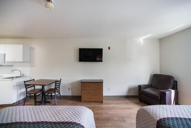 Studio Room with Two Double Beds Non-Smoking image 4