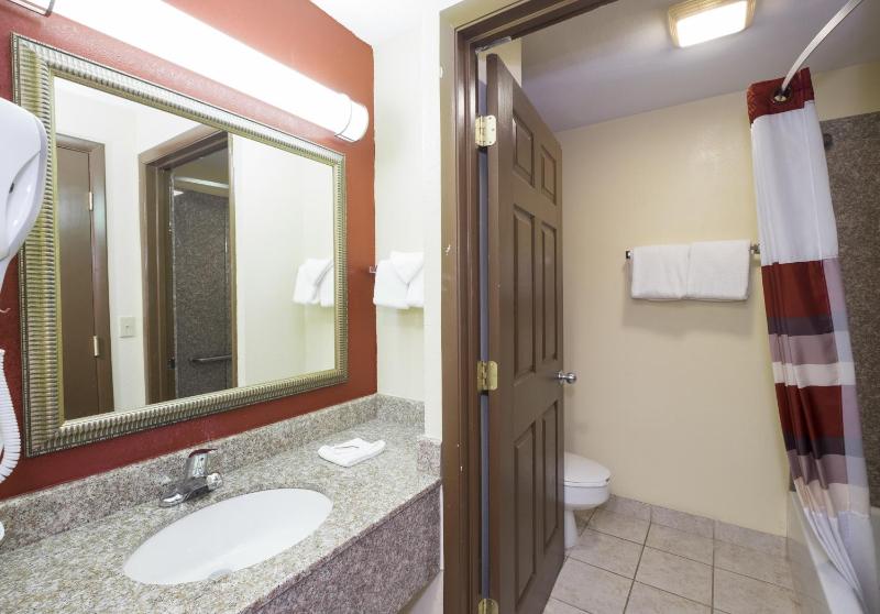 Deluxe Queen Room with Two Queen Beds - Smoking image 2