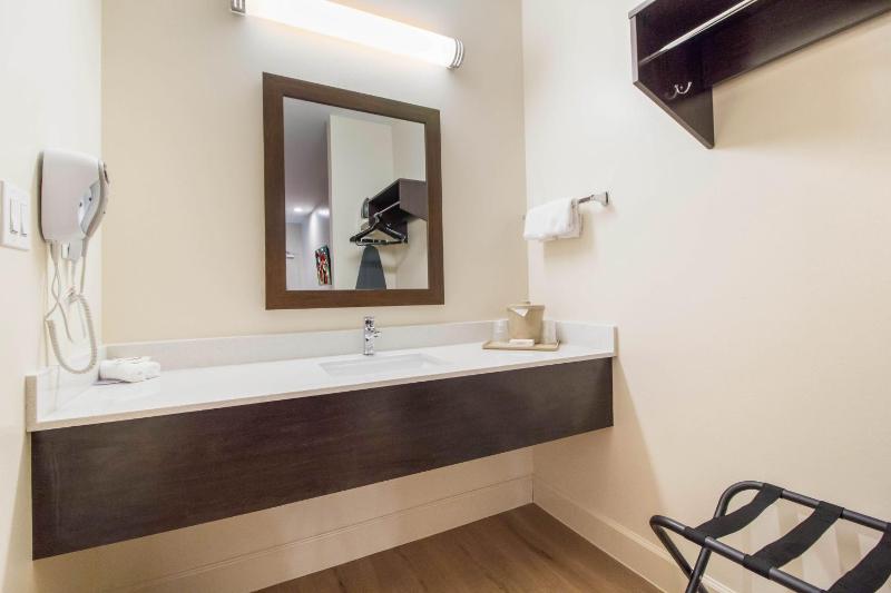 Deluxe King Room Smoke Free image 2