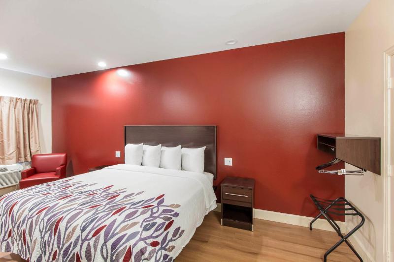Deluxe King Room Disability Access Smoke Free image 4
