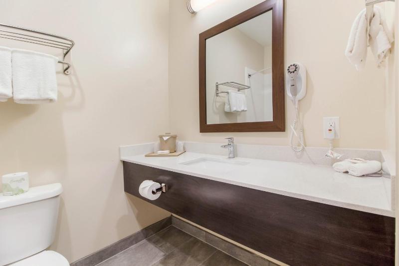 Deluxe Room with Two Queen Beds with Kitchenette Smoke Free image 2