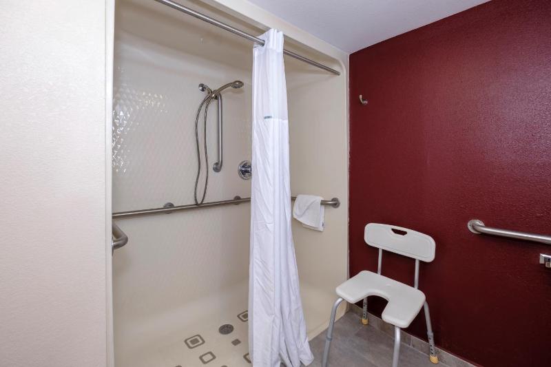 Deluxe Queen Room - Disabililty Access/Roll-In Shower Smoke-Free image 3