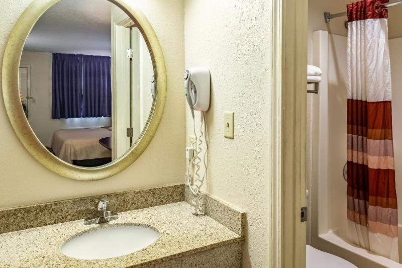 Deluxe Room with One Queen Bed Non-Smoking image 2