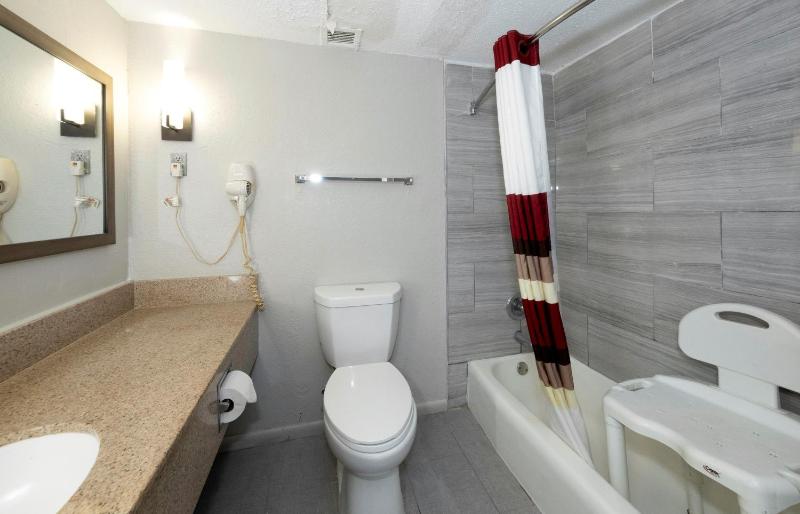 Deluxe Double Room with Two Double Beds - Disability Access/ Non-Smoking image 2