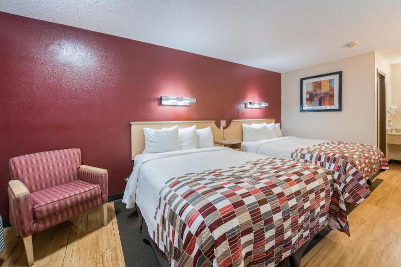 Deluxe Queen Room with Two Queen Beds - Non-Smoking image 4