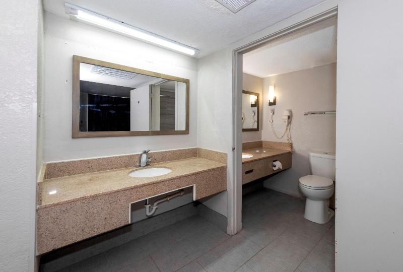 Deluxe Double Room with Two Double Beds - Disability Access/ Non-Smoking image 3