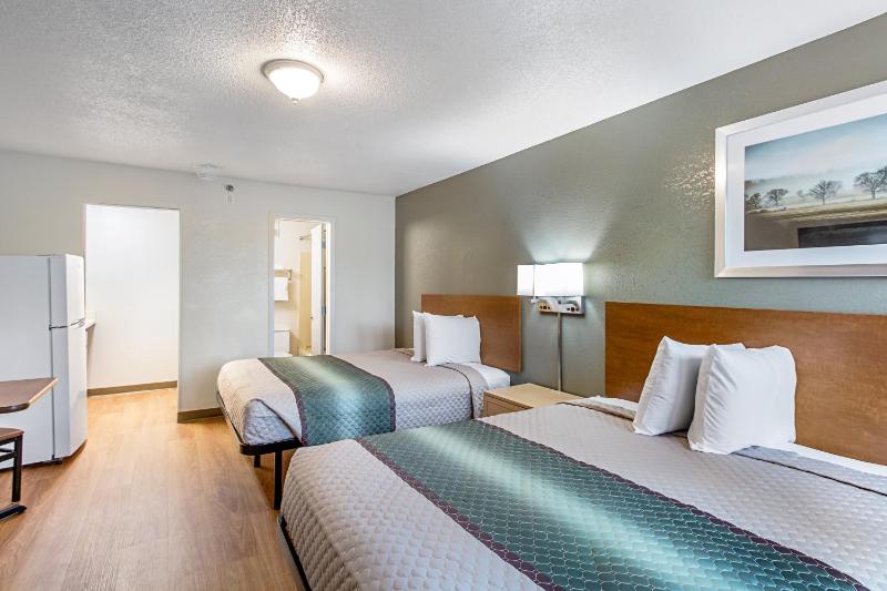 Studio Room with Two Double Beds Non-Smoking image 4