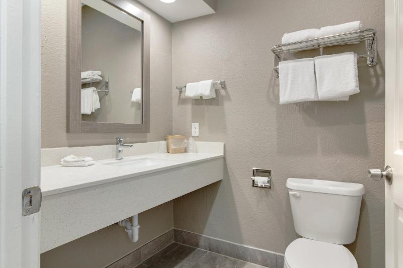 Superior King Room Smoke Free image 3