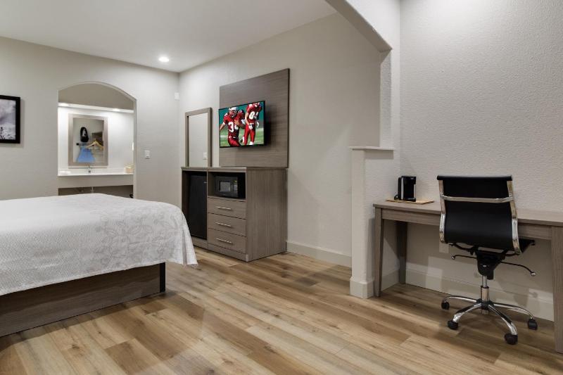Premium King Room Smoke Free image 4