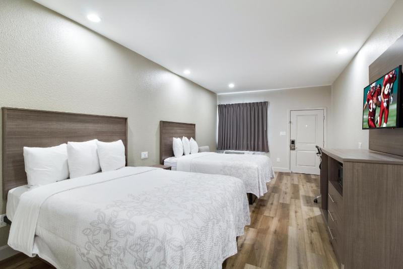 Superior Queen Room with Two Queen Beds Smoke Free image 4