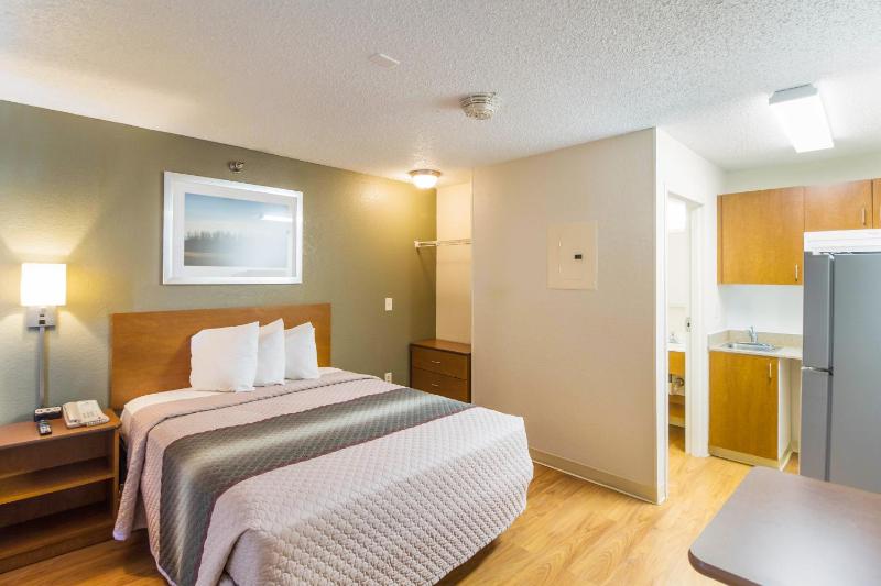 Studio with One Queen Bed Non Smoking image 1