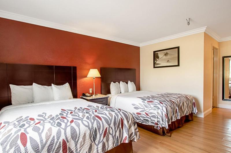 Deluxe Queen Room with Two Queen Beds - Non-Smoking image 2