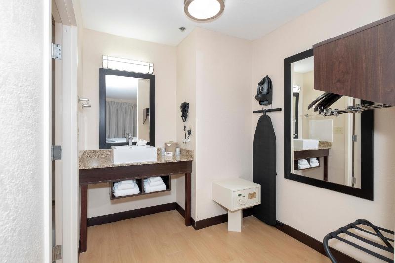 Premium King Room Disability Access Smoke Free (Upgraded Bedding and Snack Box) image 3