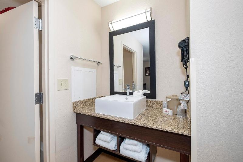Deluxe Room with Two Double Beds Smoke Free image 4