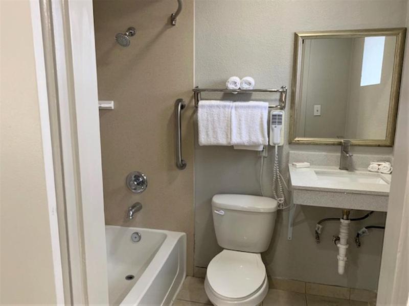 Deluxe Queen Room with Roll-In Shower - Disability Access/Smoke Free image 2