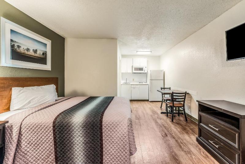 Studio with One Queen Bed - Non-Smoking  image 3