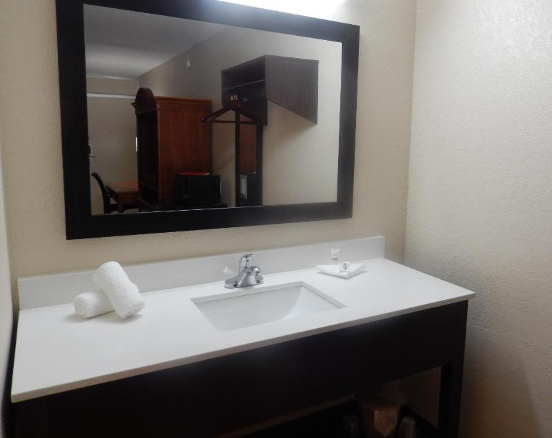Deluxe Room with Two Double Beds Disability Access Non-Smoking image 3