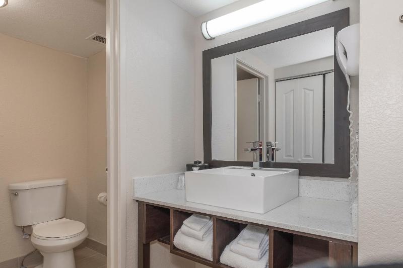 Suite King with Kitchenette Smoke Free image 4