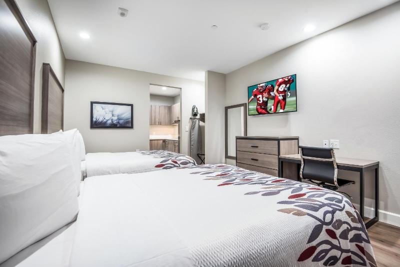Deluxe Queen Room with Two Queen Beds with Kitchenette - Disability Access/Non-Smoking image 4